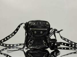 Picture of Balenciaga Handbags _SKUfw205459915fw